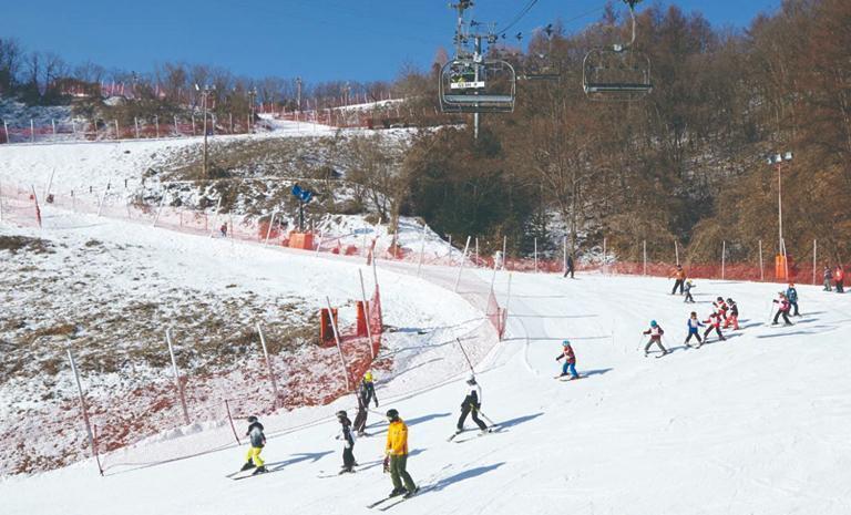 韓國．冬歌冰釣夢旅5日(滑雪) - 渡假村滑雪樂．藝幻極光道．5星首爾連泊